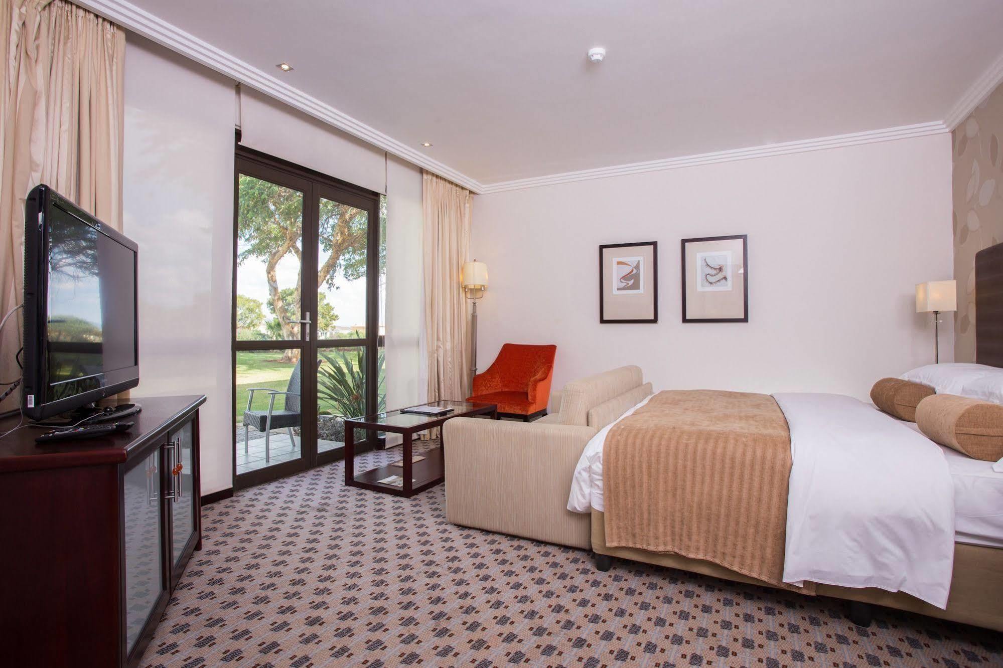 พากาเลน กอล์ฟ เอสเตท โฮเต็ล รีสอร์ต Hotel กาโบโรเน ภายนอก รูปภาพ